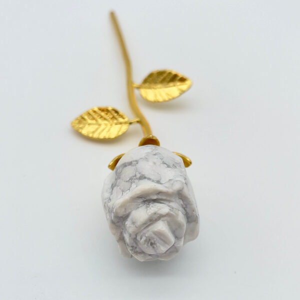 Howlit Rose med guldfarvet stilk krystal sten