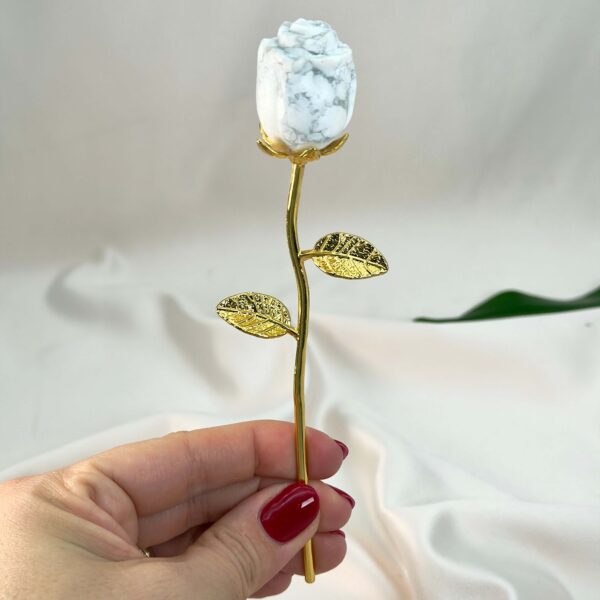 Howlit Rose med guldfarvet stilk krystal sten i hånd