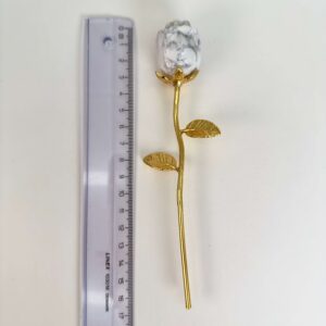 Howlit Rose med guldfarvet stilk krystal sten med lineal