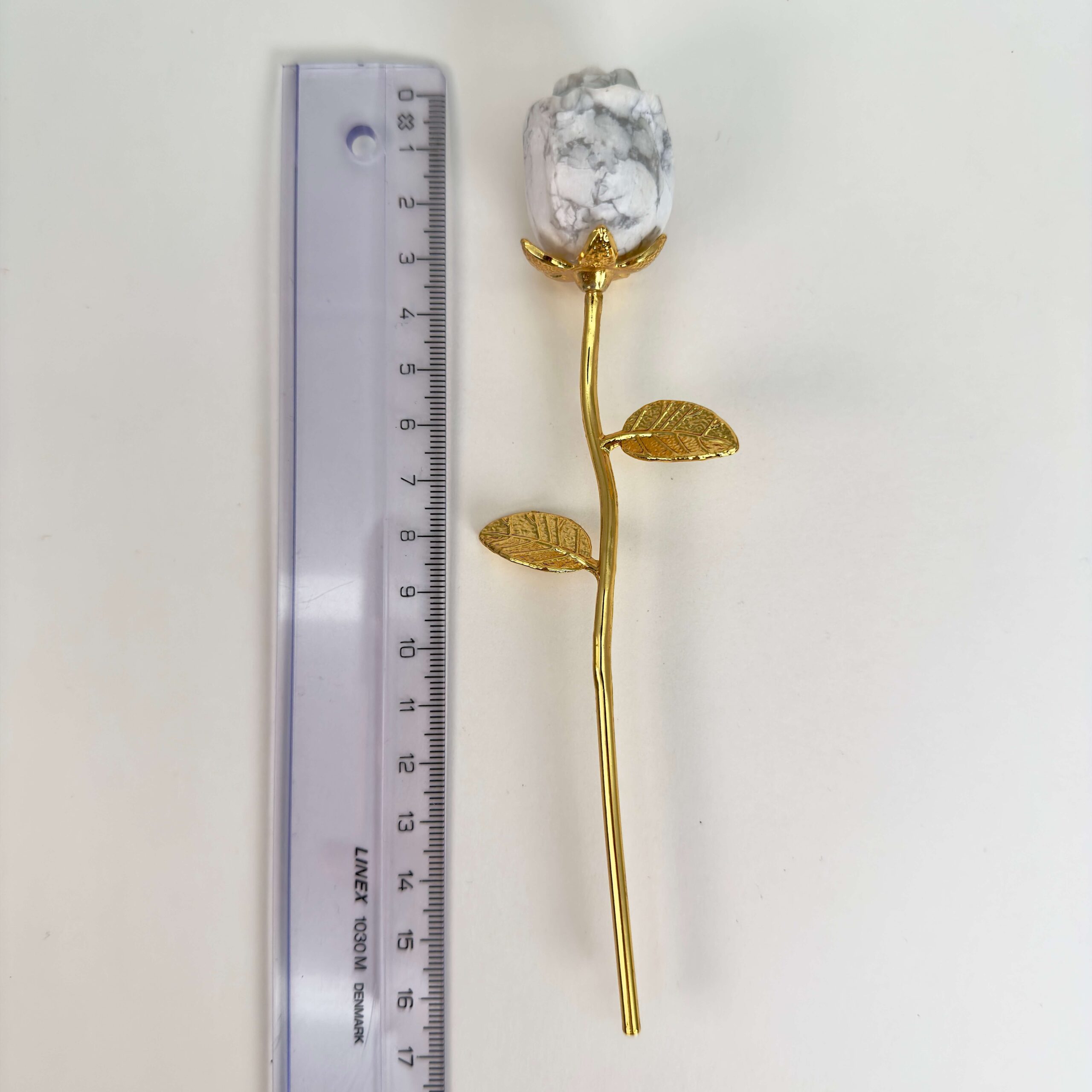 Howlit Rose med guldfarvet stilk krystal sten med lineal