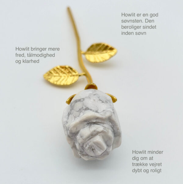Howlit Rose med guldfarvet stilk krystal sten med tags