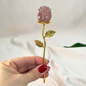 Jordbærkvarts Rose med guldfarvet stilk krystal sten i hånd