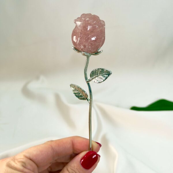 Jordbærkvarts Rose med sølvfarvet stilk krystal sten i hånd