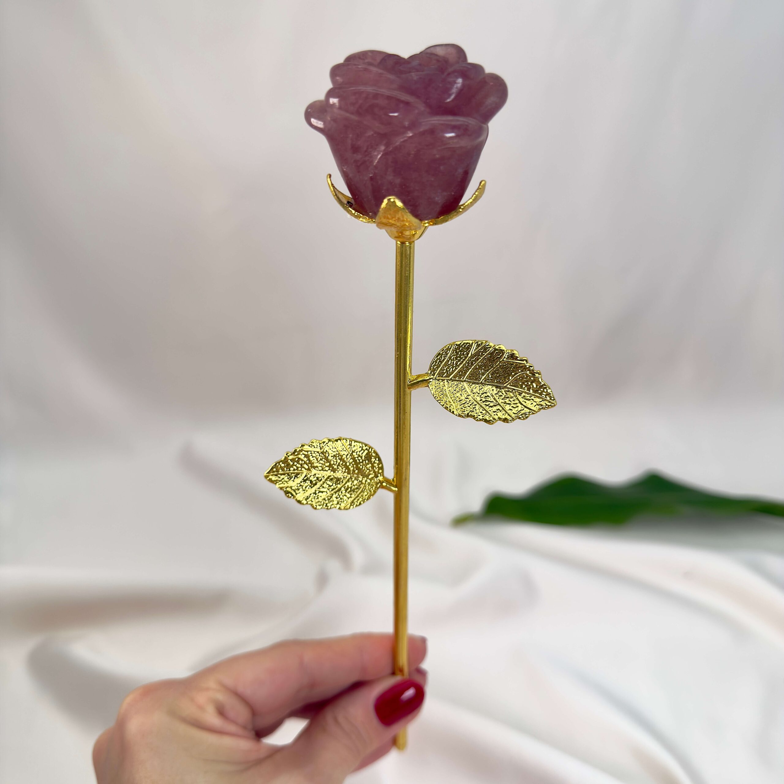 Stor jordbærkvarts Rose med Guldfarvet stilk krystal sten i hånd