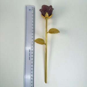 Stor jordbærkvarts Rose med Guldfarvet stilk krystal sten ved siden af lineal