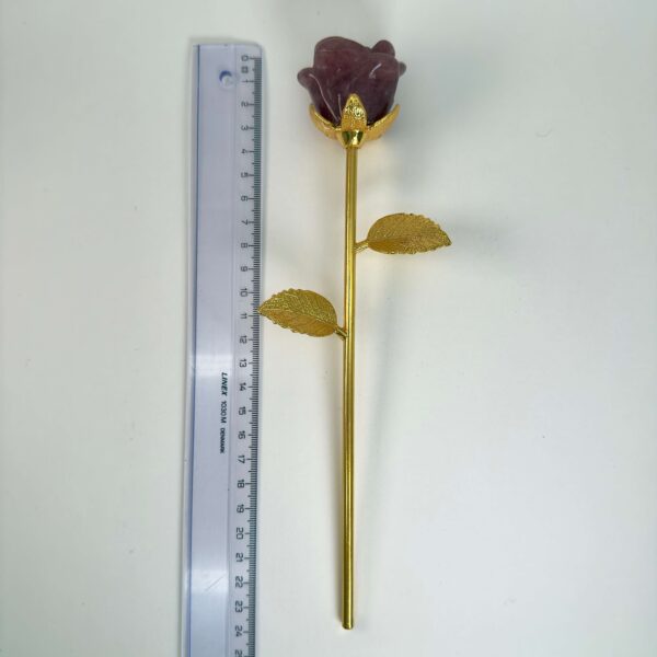 Stor jordbærkvarts Rose med Guldfarvet stilk krystal sten ved siden af lineal