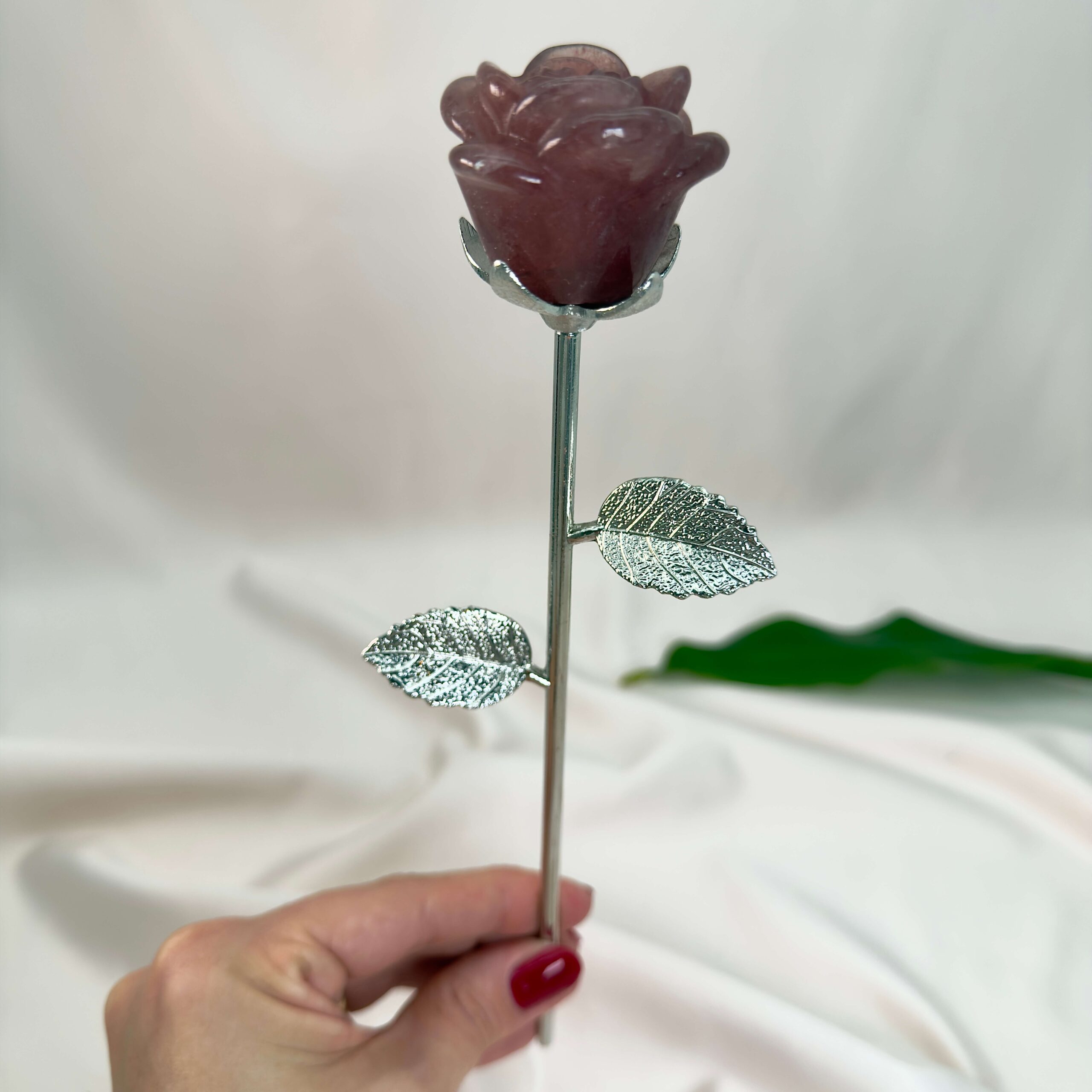 Stor jordbærkvarts Rose med sølvfarvet stilk krystal sten i hånd