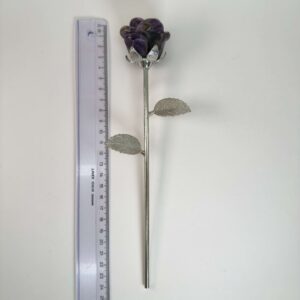 Stor jordbærkvarts Rose med sølvfarvet stilk krystal sten ved siden af lineal