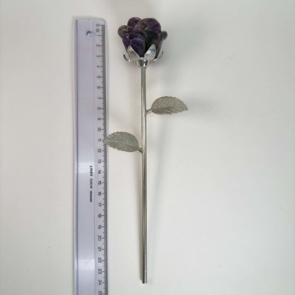 Stor jordbærkvarts Rose med sølvfarvet stilk krystal sten ved siden af lineal