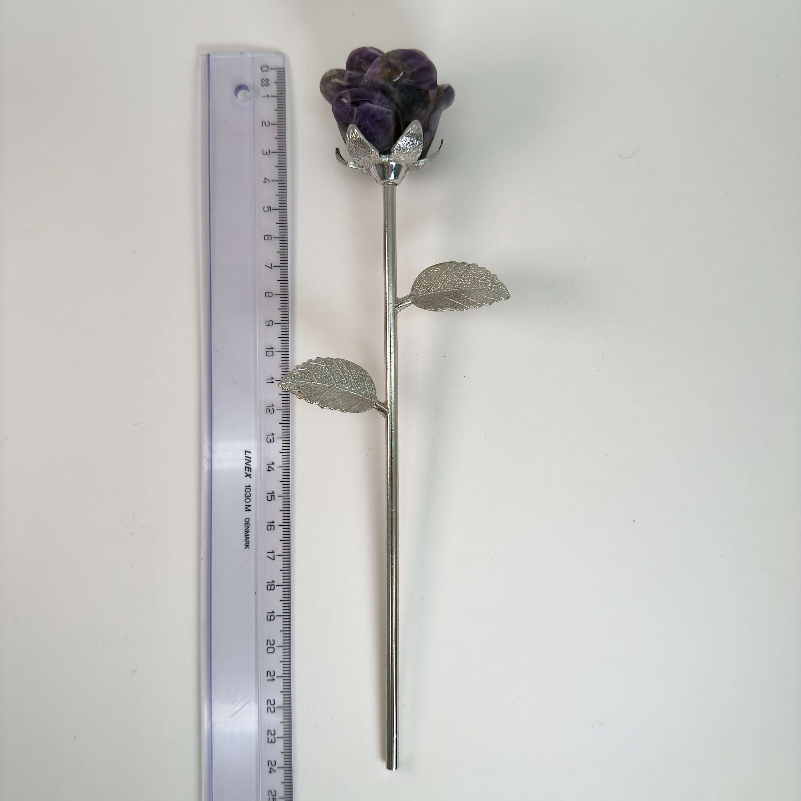 Stor jordbærkvarts Rose med sølvfarvet stilk krystal sten ved siden af lineal