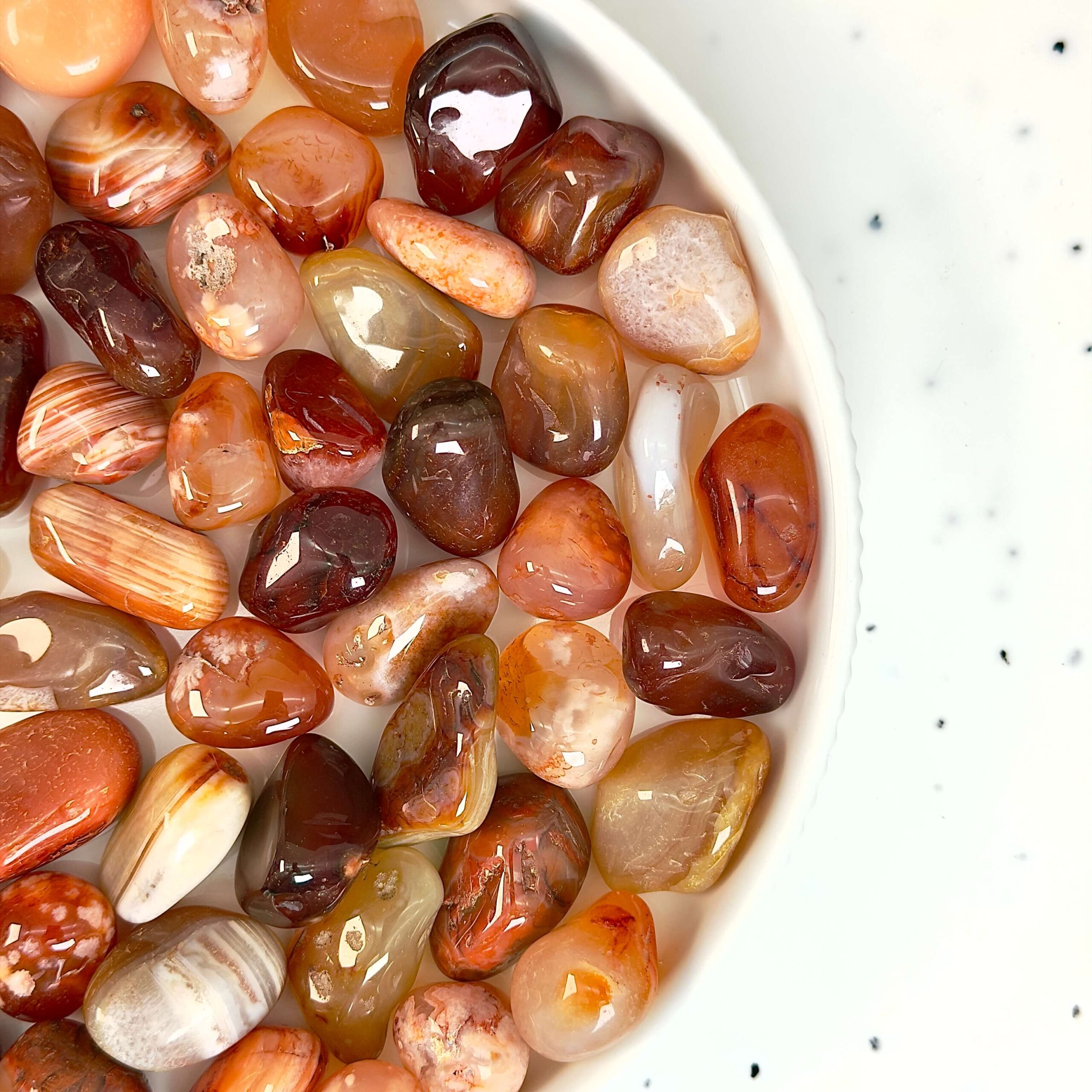 Karneol Lommesten Krystal Samling på hvid baggrund