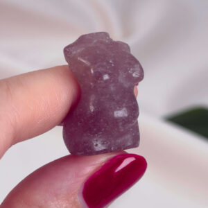 Krystal gravid kvindekrop sten jordbærkvarts imellem fingre