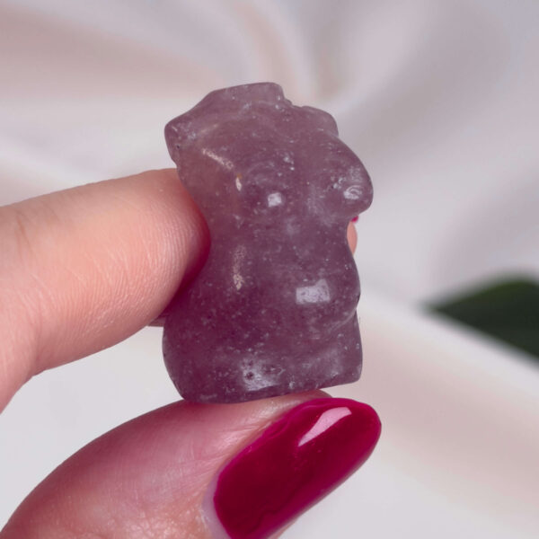 Krystal gravid kvindekrop sten jordbærkvarts imellem fingre