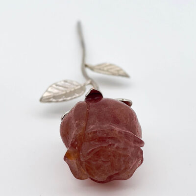 Jordbærkvarts Rose med sølvfarvet stilk krystal sten på sølvstilk på hvid baggrund