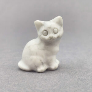 Krystal sten kat 3 cm howlit på grå baggrund