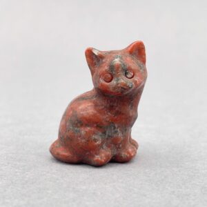 Krystal sten kat 3 cm jaspis breccie valmue på grå baggrund