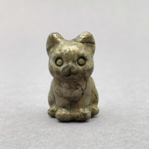 Krystal sten kat 3 cm pyrit på grå baggrund