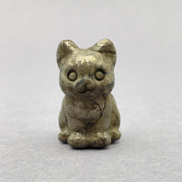 Krystal sten kat 3 cm pyrit på grå baggrund