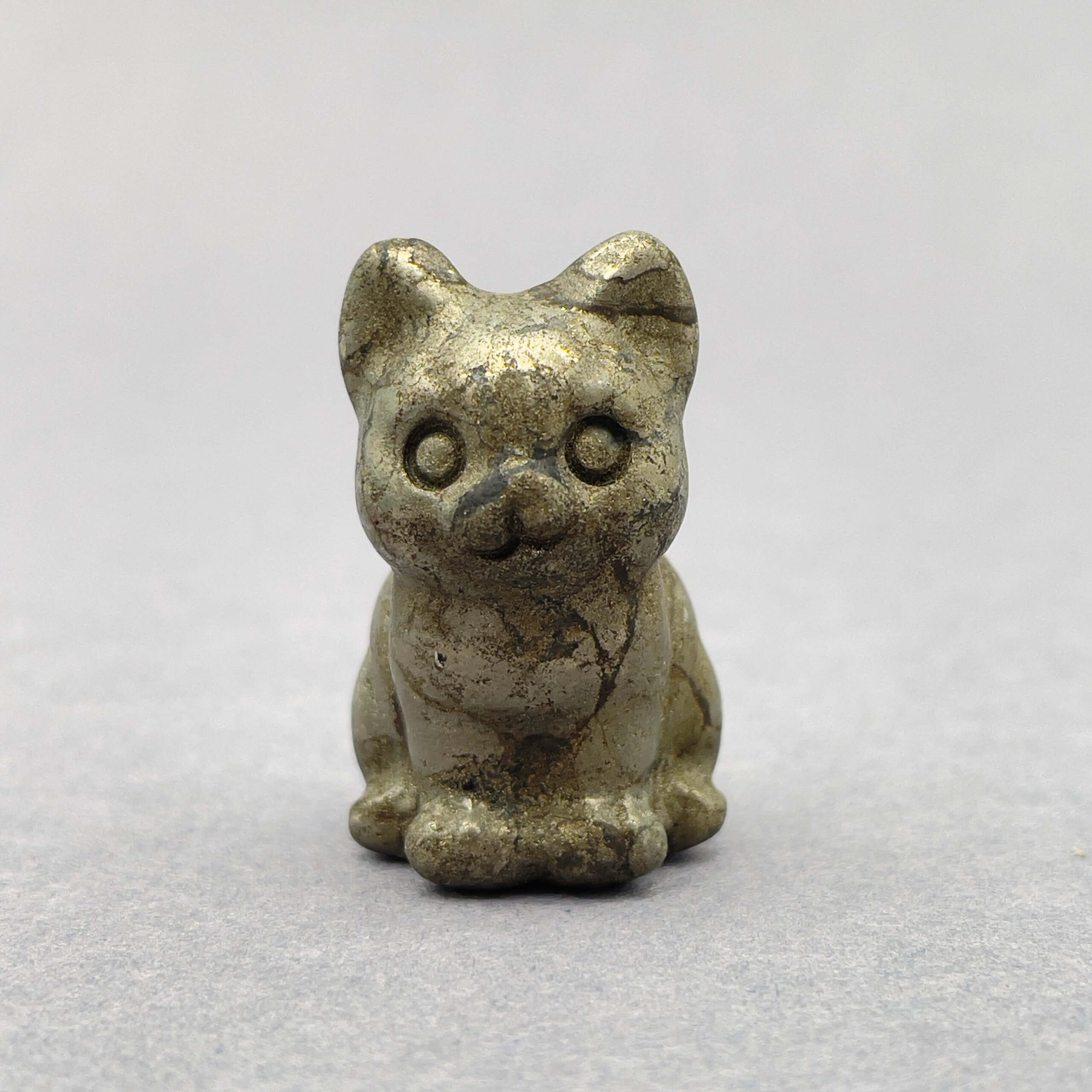 Krystal sten kat 3 cm pyrit på grå baggrund