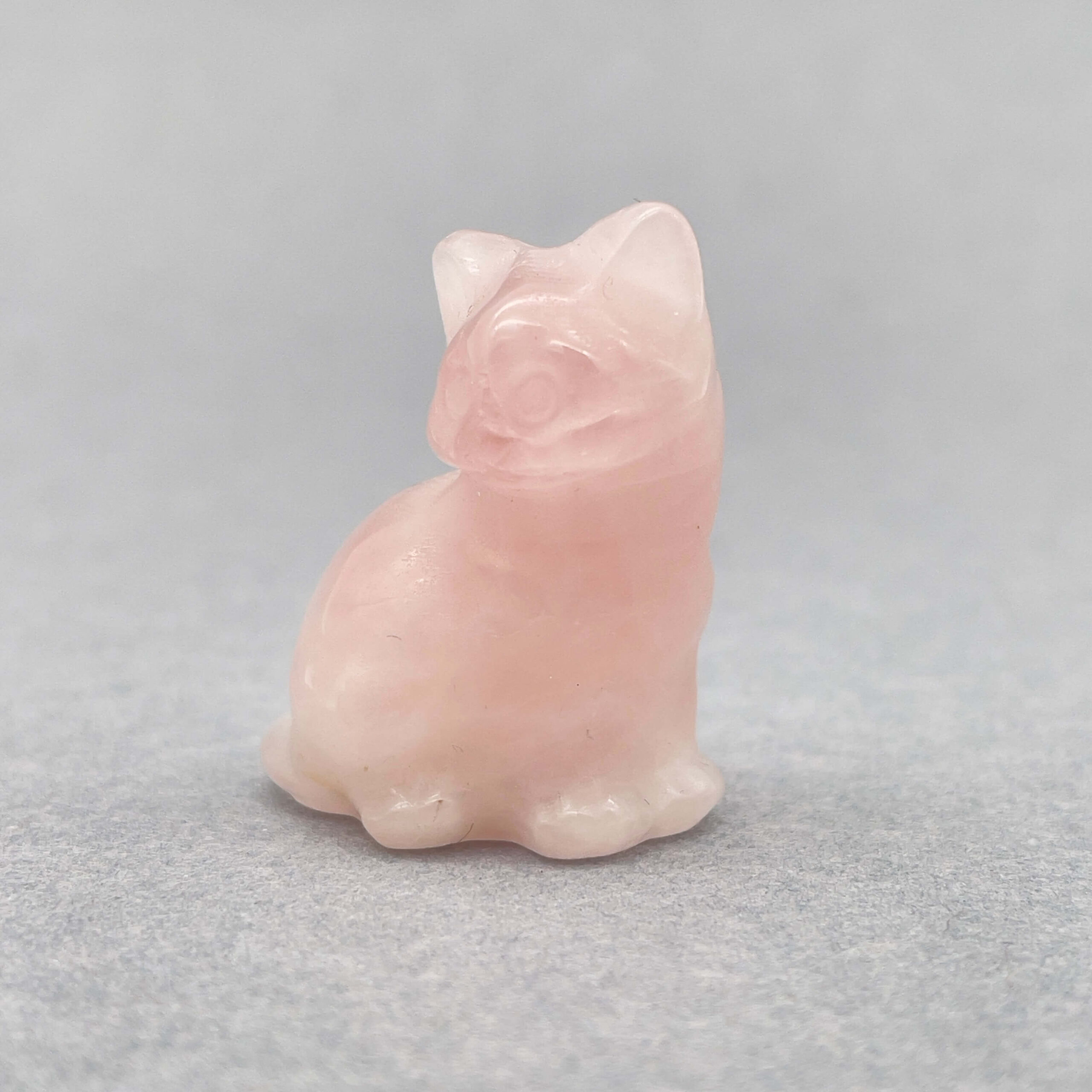 Sten krystal kat 3 cm rosakvarts på grå baggrund