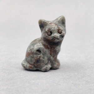 Krystal sten kat 3 cm yooperlite på grå baggrund