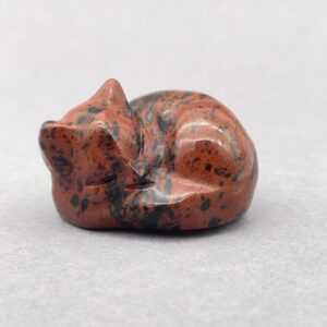 Sten krystal kat 4 cm obsidian mahogni på grå baggrund