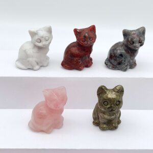 Sten krystal kat 3 cm oversigtsbillede på hvid trappe