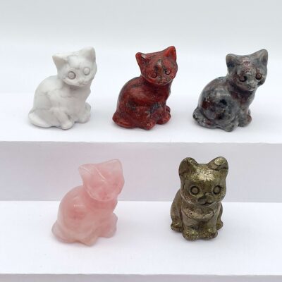 Sten krystal kat 3 cm oversigtsbillede på hvid trappe