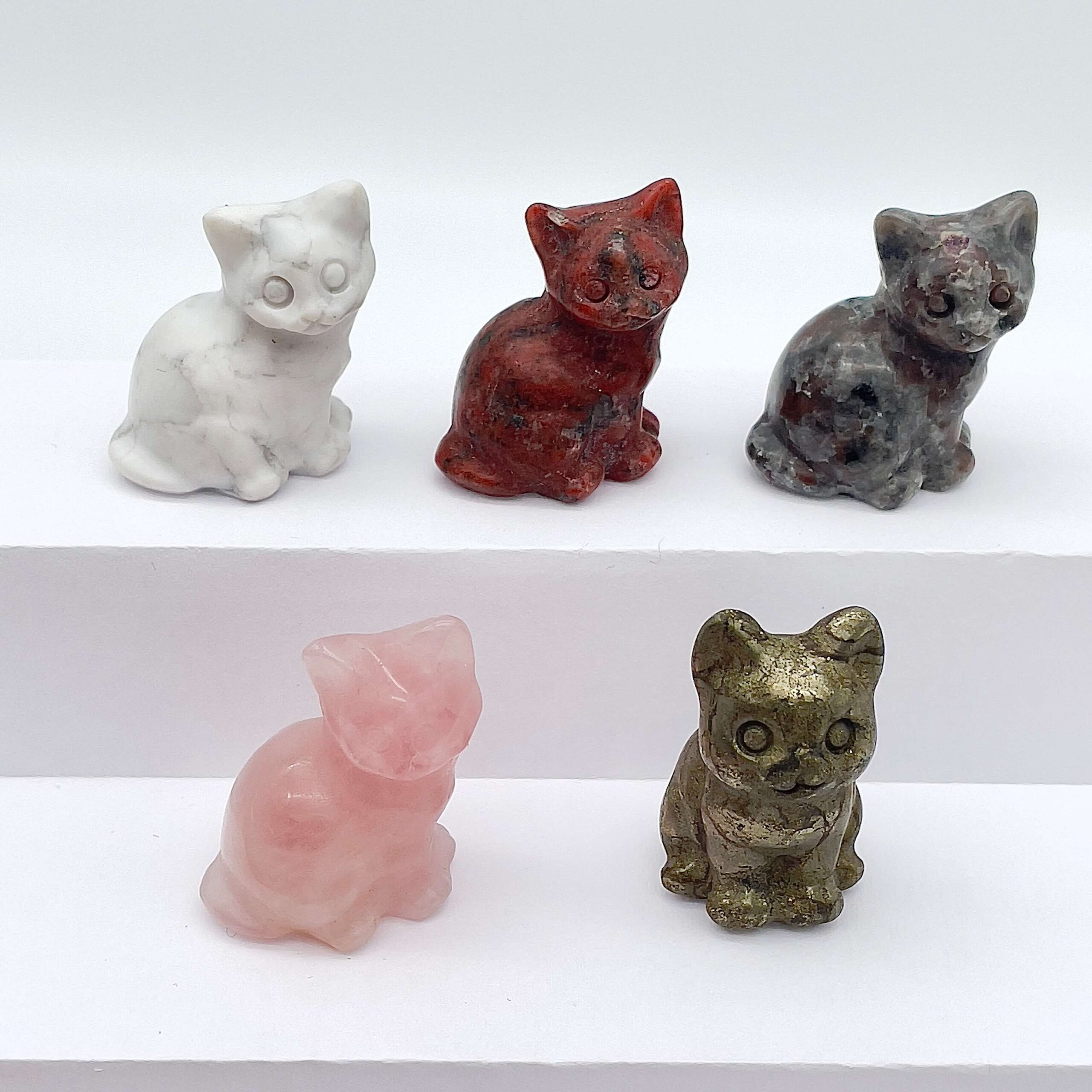 Sten krystal kat 3 cm oversigtsbillede på hvid trappe