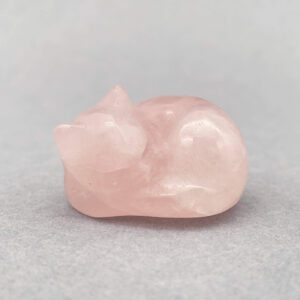 Sten krystal kat 4 cm rosakvarts på grå baggrund