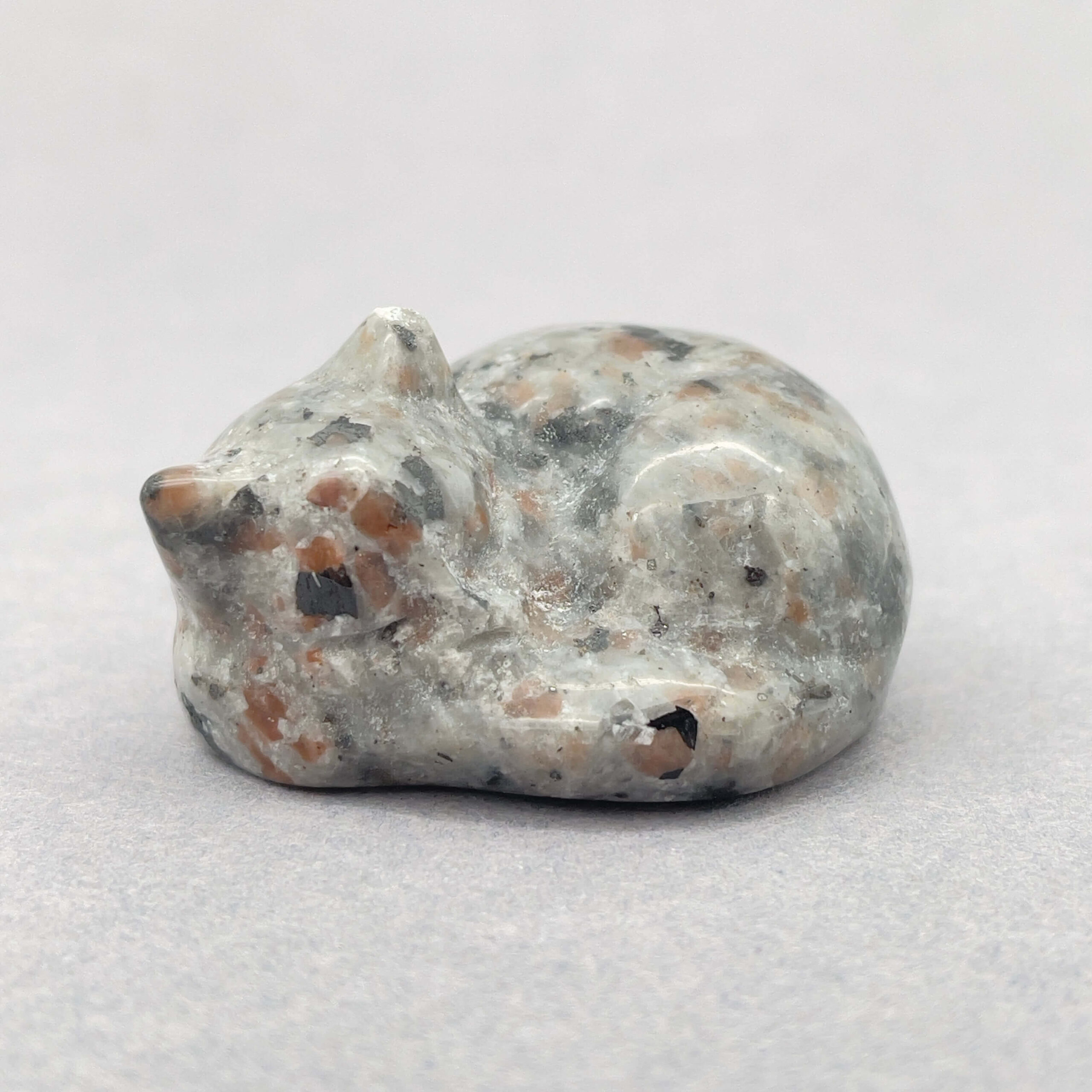 Sten krystal kat 4 cm yooperlite på grå baggrund