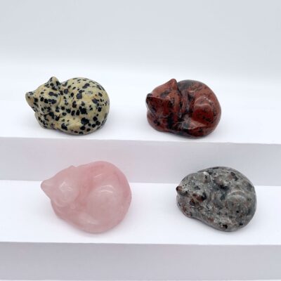 Oversigtsbillede af krystal kat 4 cm liggende på hvid trappe