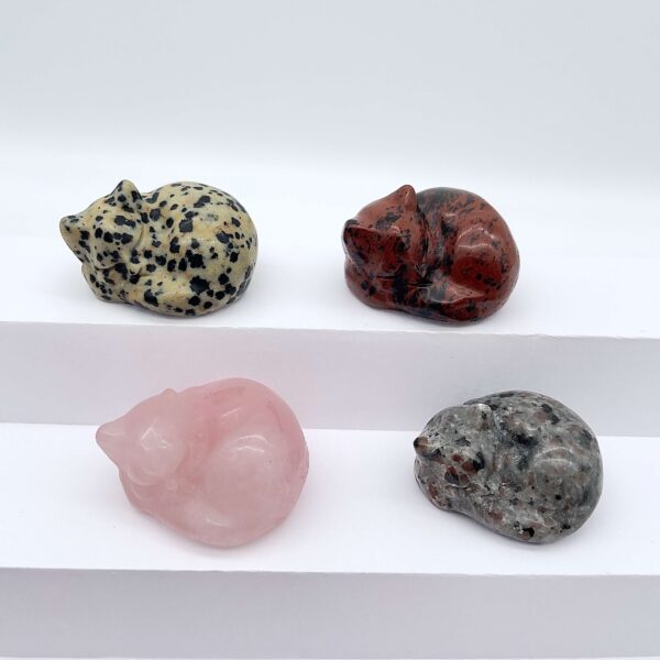 Oversigtsbillede af krystal kat 4 cm liggende på hvid trappe