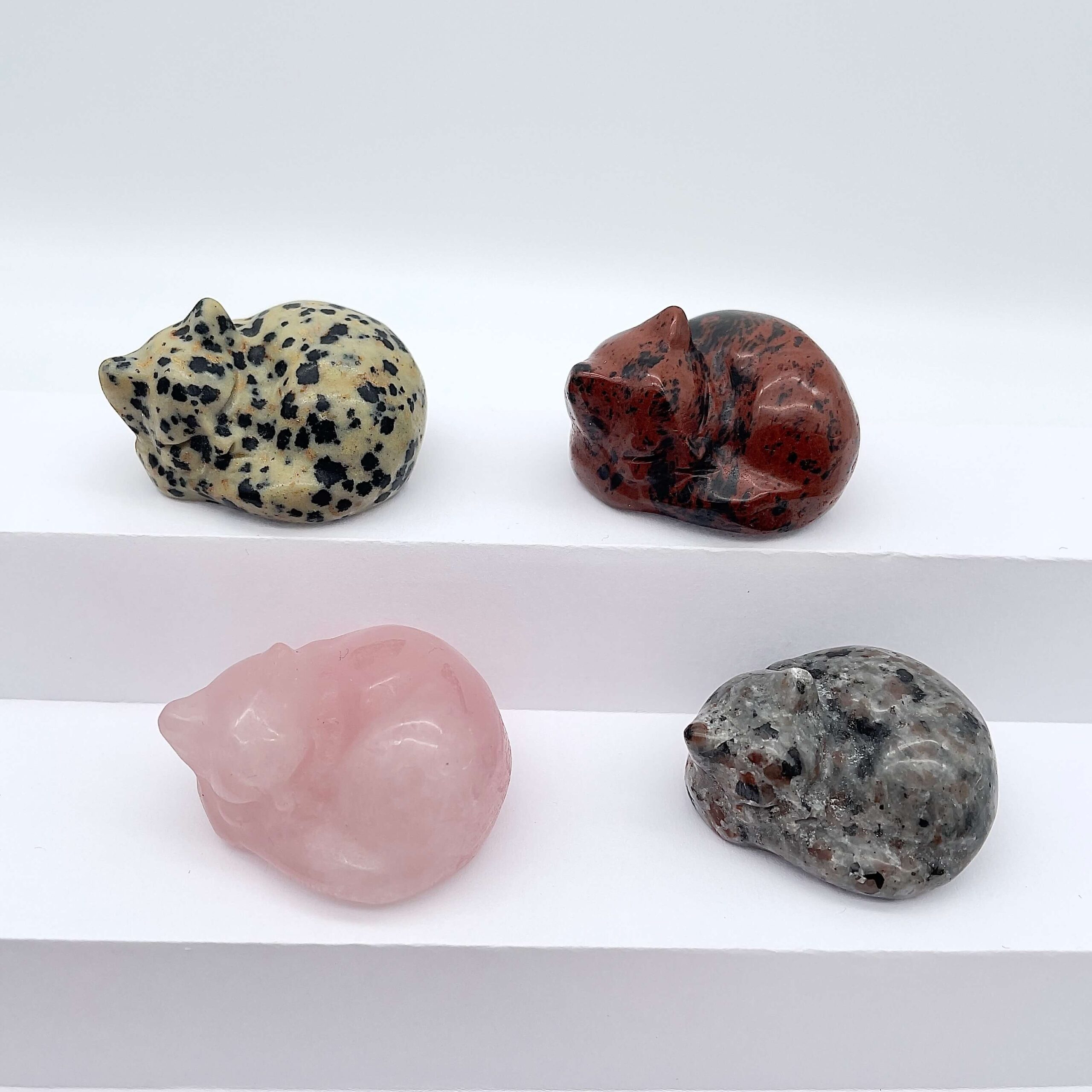 Oversigtsbillede af krystal kat 4 cm liggende på hvid trappe