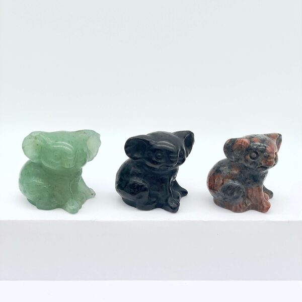 Sten krystal koala 3 cm oversigtsbillede på hvid trappe