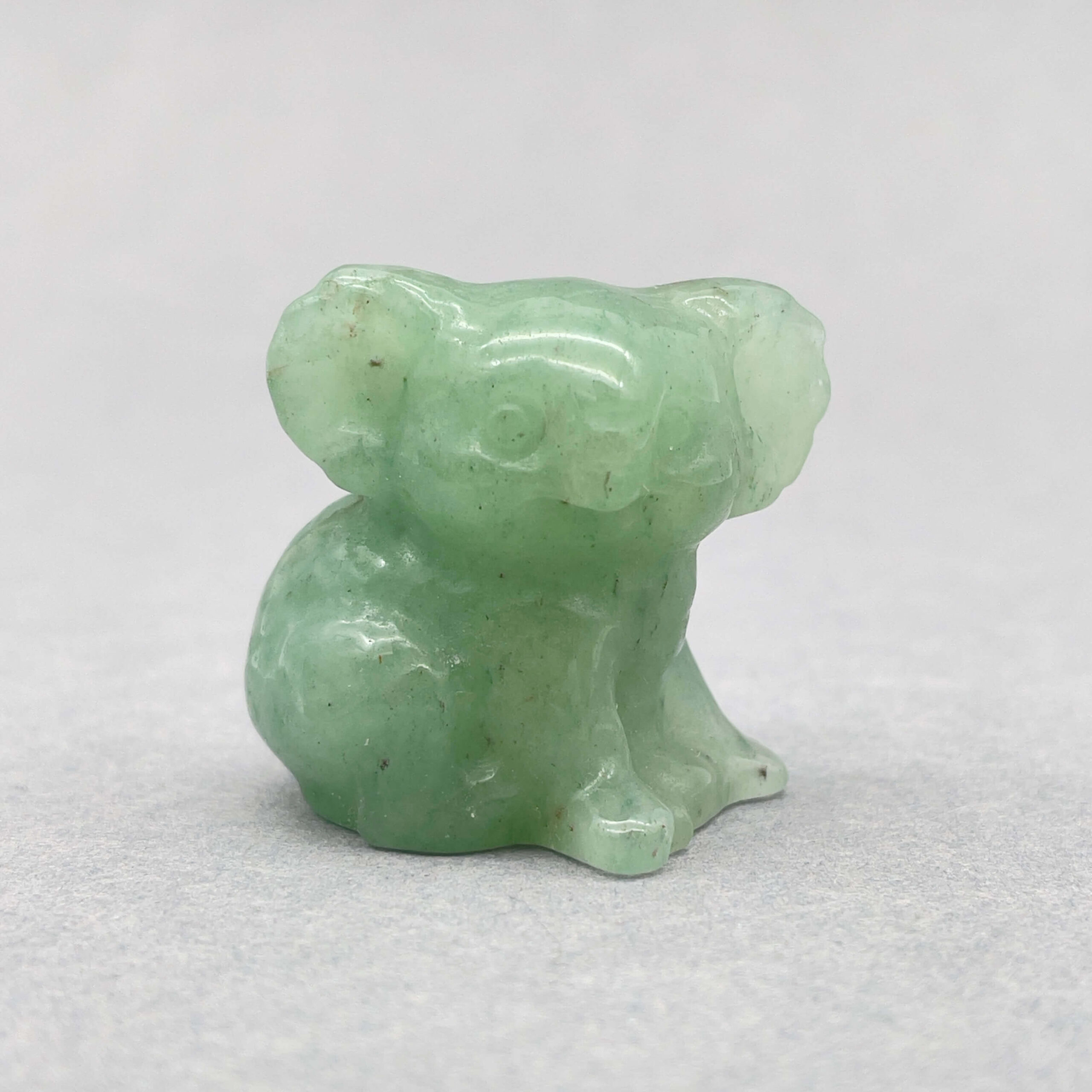 Sten krystal koala 3 cm aventurin på grå baggrund