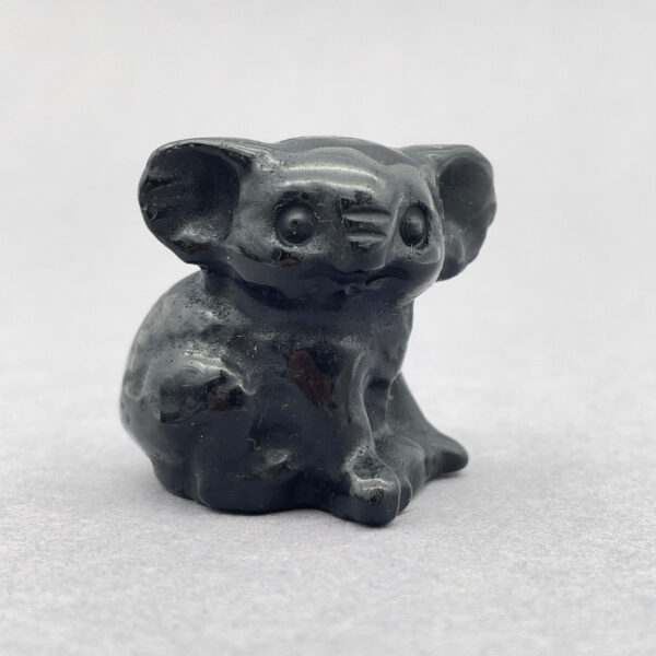 Sten krystal koala 3 cm sort obsidian på grå baggrund