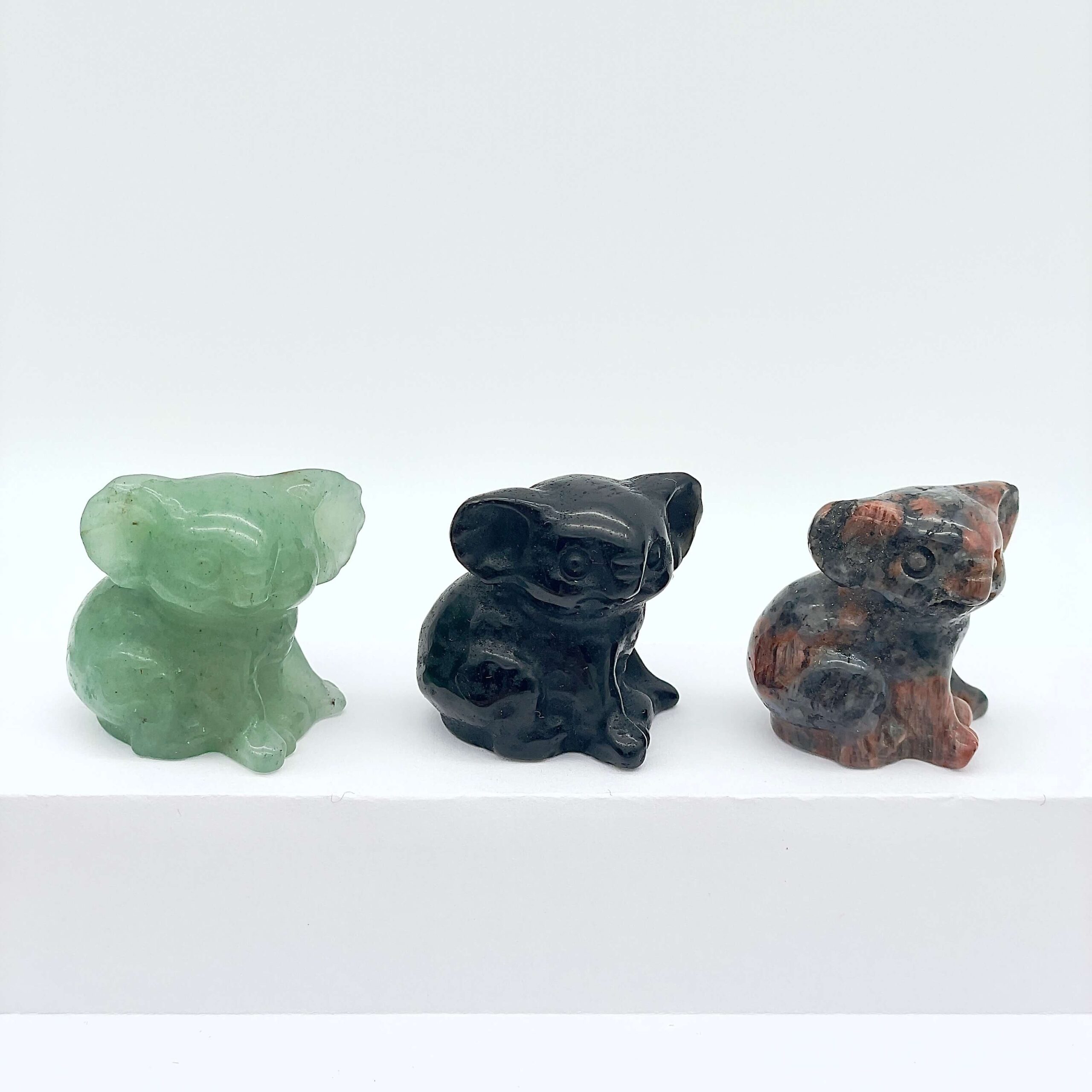 Sten krystal koala 3 cm oversigtsbillede på hvid trappe