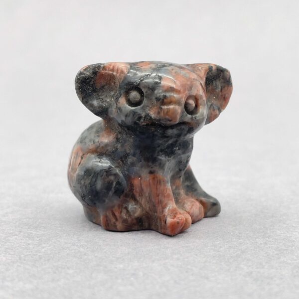 Sten krystal koala 3 cm yooperlite på grå baggrund