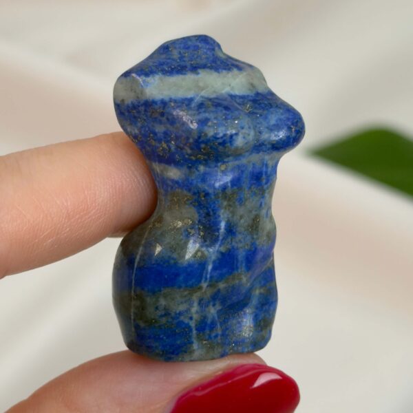 Krystal slank kvindekrop 4 cm sten lapis lazuli i hånd