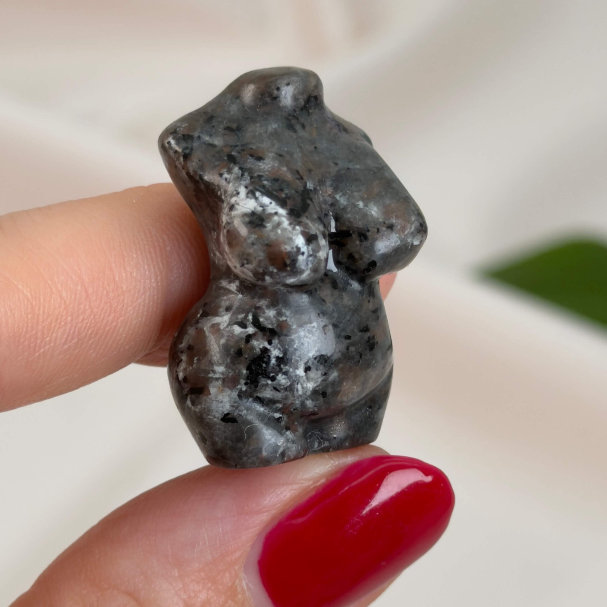 Krystal kvindekrop sten kurvet yooperlite imellem fingre