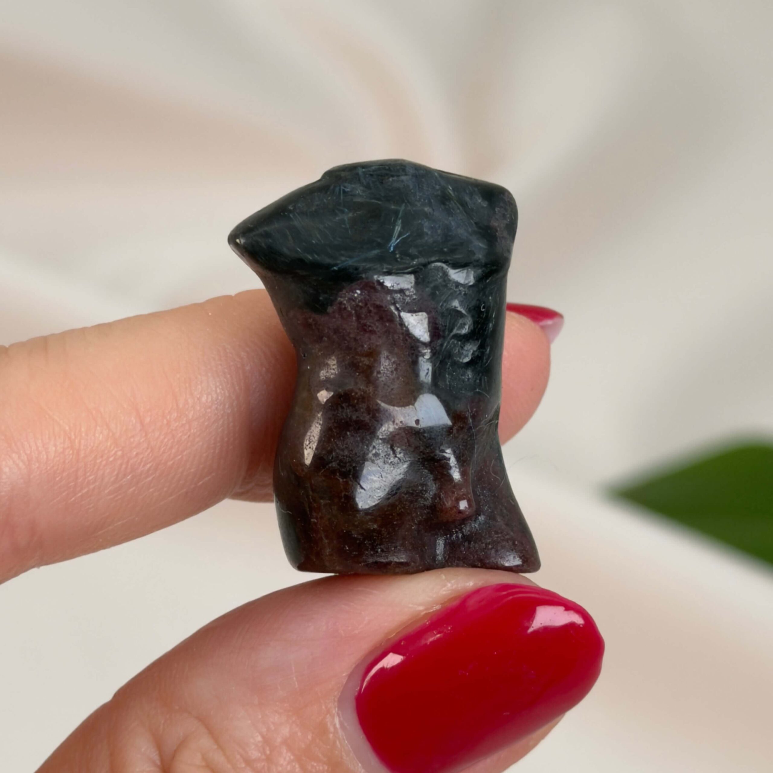 Krystal mandekrop sten granat i hånd