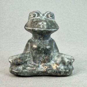 Krystal meditationsfrø 4 cm larvikit på grå baggrund