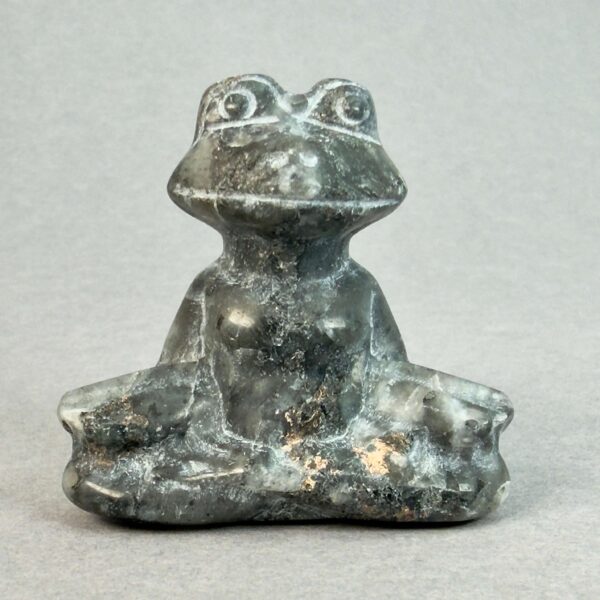 Krystal meditationsfrø 4 cm larvikit på grå baggrund