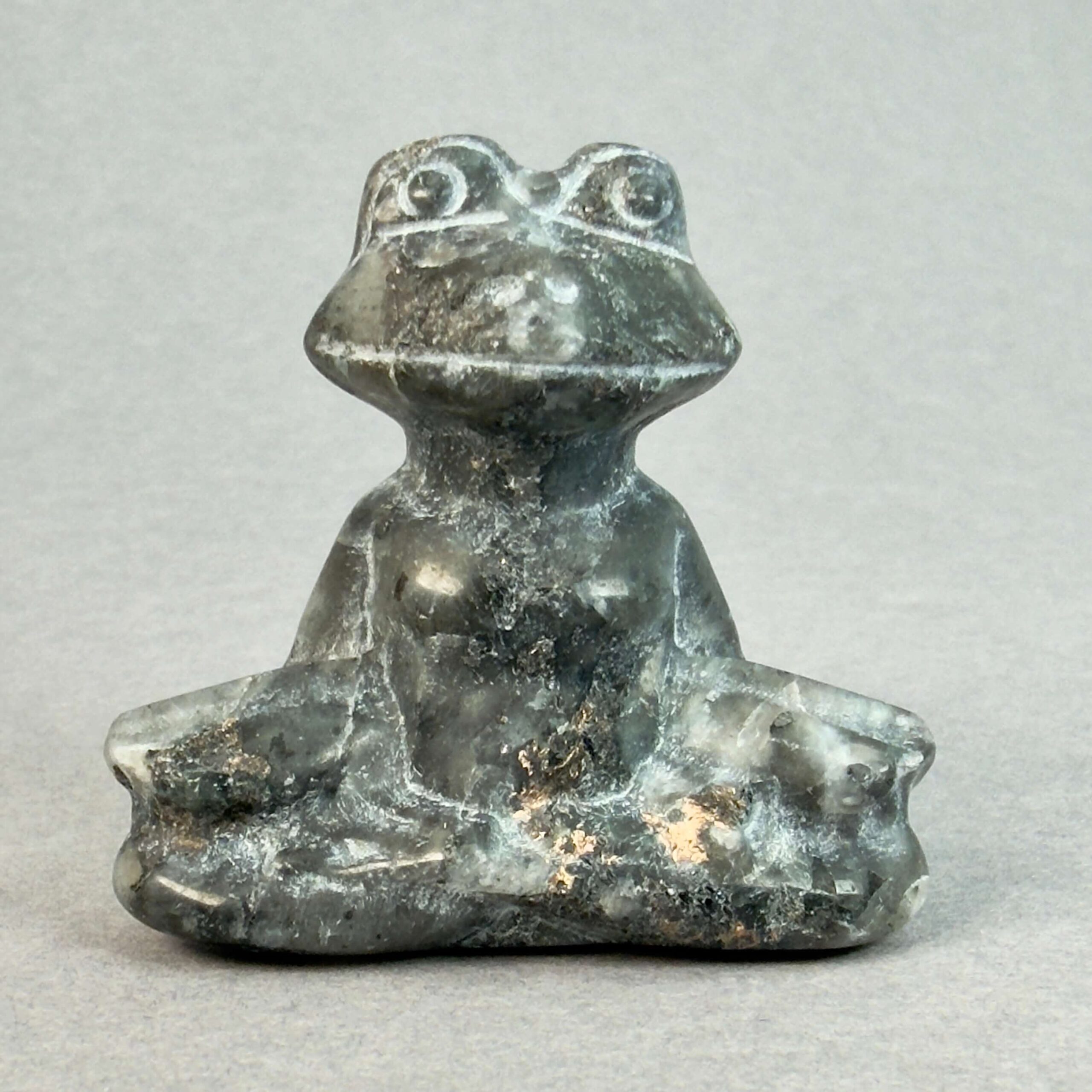 Krystal meditationsfrø 4 cm larvikit på grå baggrund