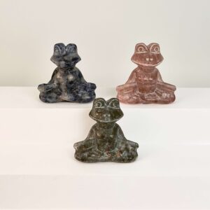 Krystal meditationsfrø 4 cm oversigtsbillede på hvid trappe