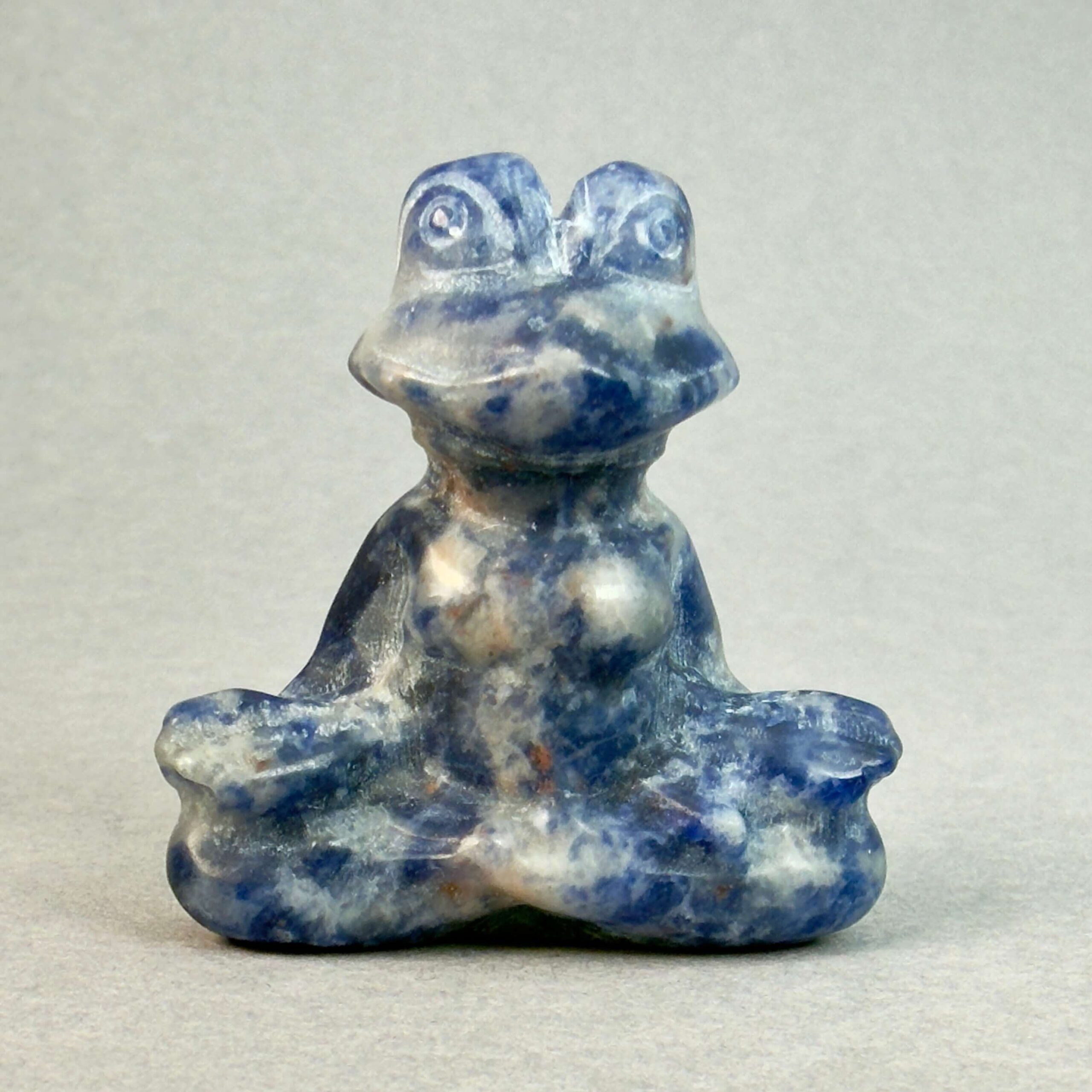 Krystal meditationsfrø 4 cm sodalit på grå baggrund