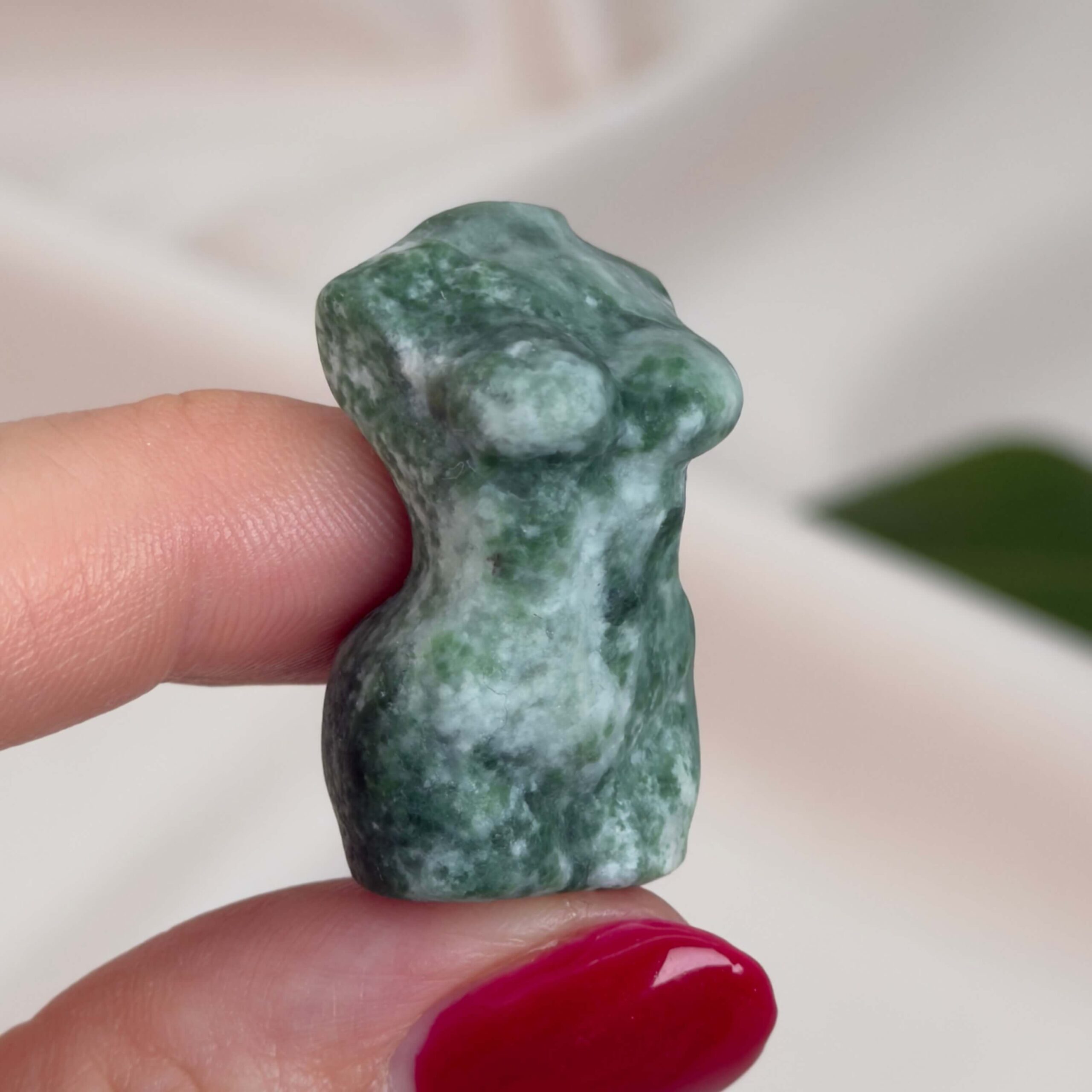 Krystal slank kvindekrop sten agat træ imellem fingre