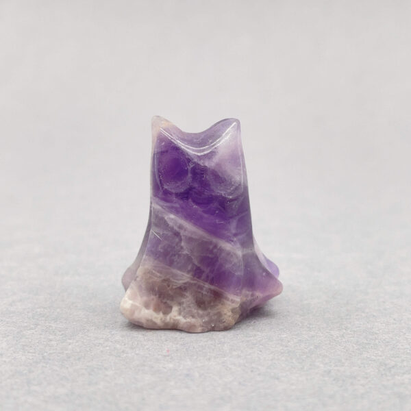 Sten krystal spøgelseskat 3 cm ametyst på grå baggrund