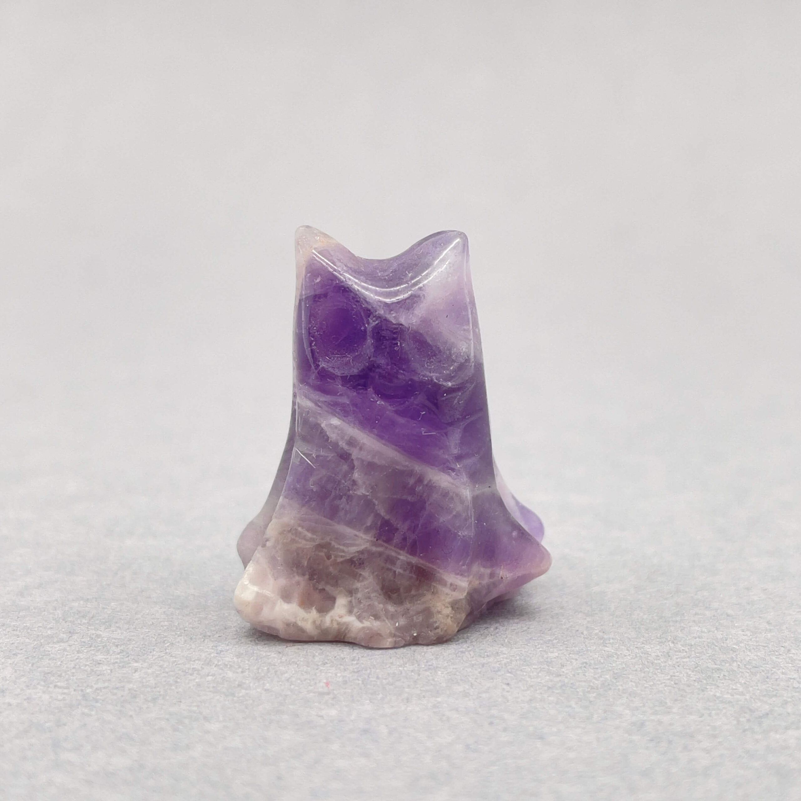 Sten krystal spøgelseskat 3 cm ametyst på grå baggrund